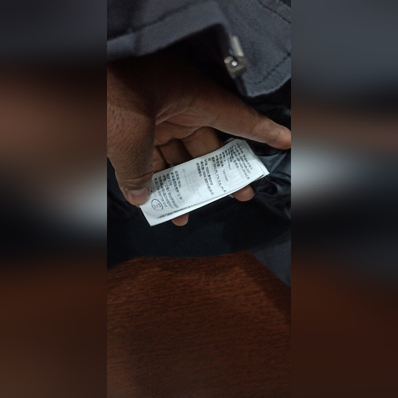 Abercrombie & Fitch - Picture 7 of 9